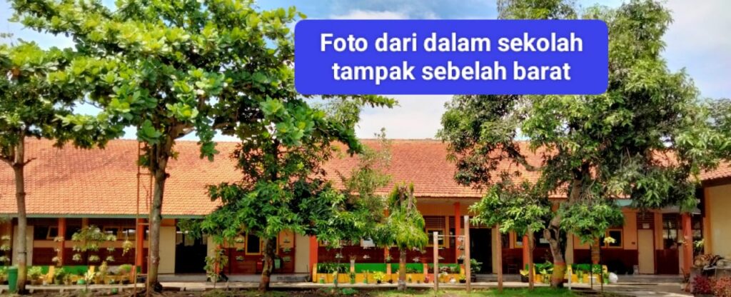 Foto dalam sekolah tampak dari sebelah barat