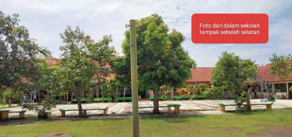 Foto dalam sekolah tampak dari sebelah selatan