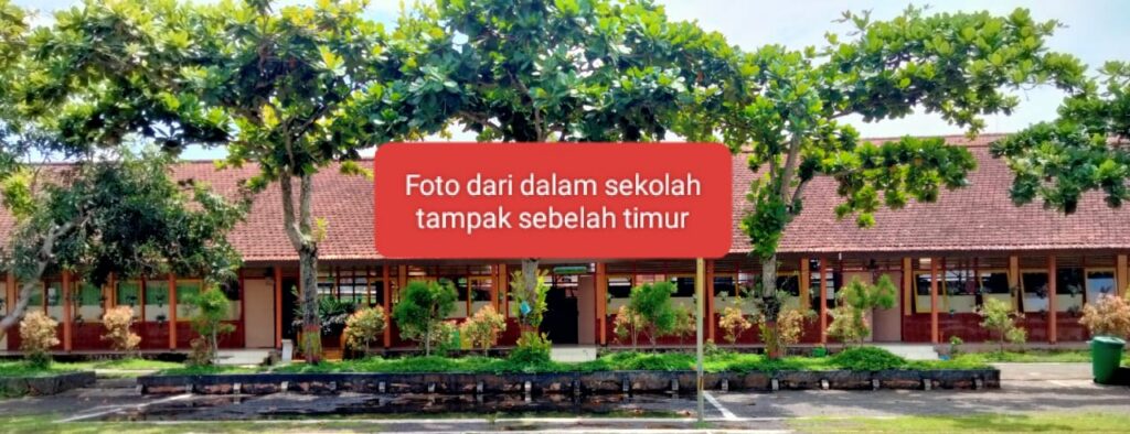 Foto dalam sekolah tampak dari sebelah timur