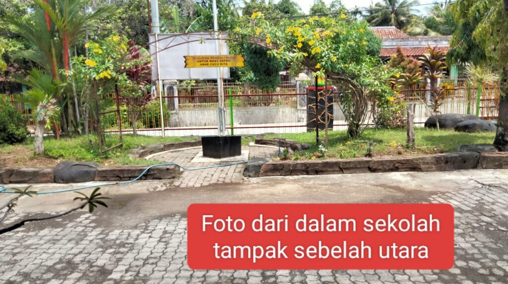 Foto dari dalam sekolah tampak dari sebelah utara
