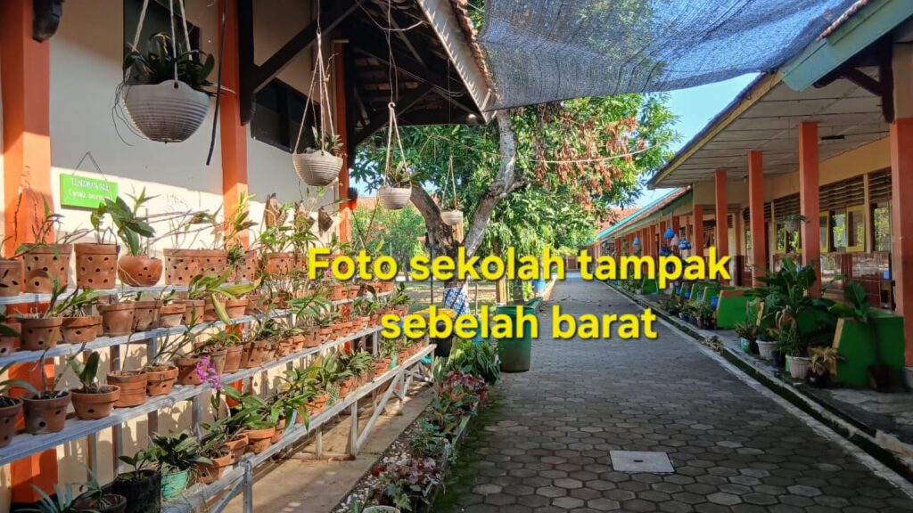 Foto sekolah tampak dari sebelah barat